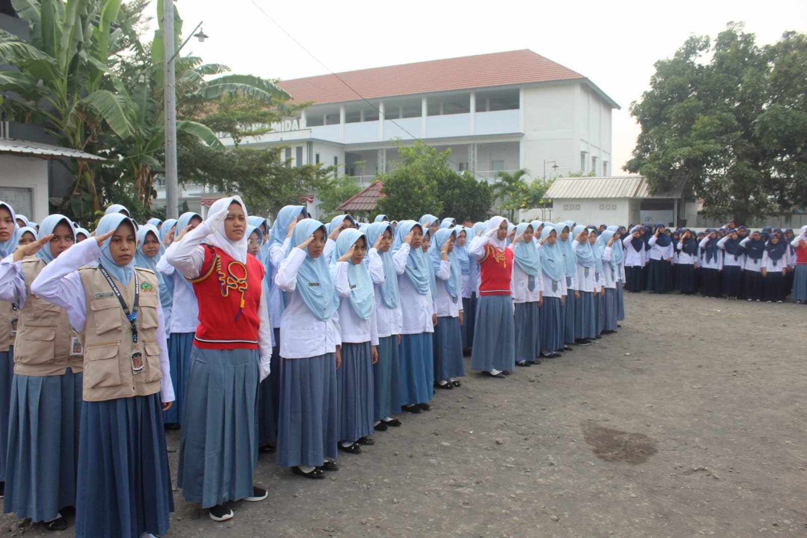 MA Miftahul Midad Gelar Upacara HUT ke-81 RI dengan Nuansa Adat #3