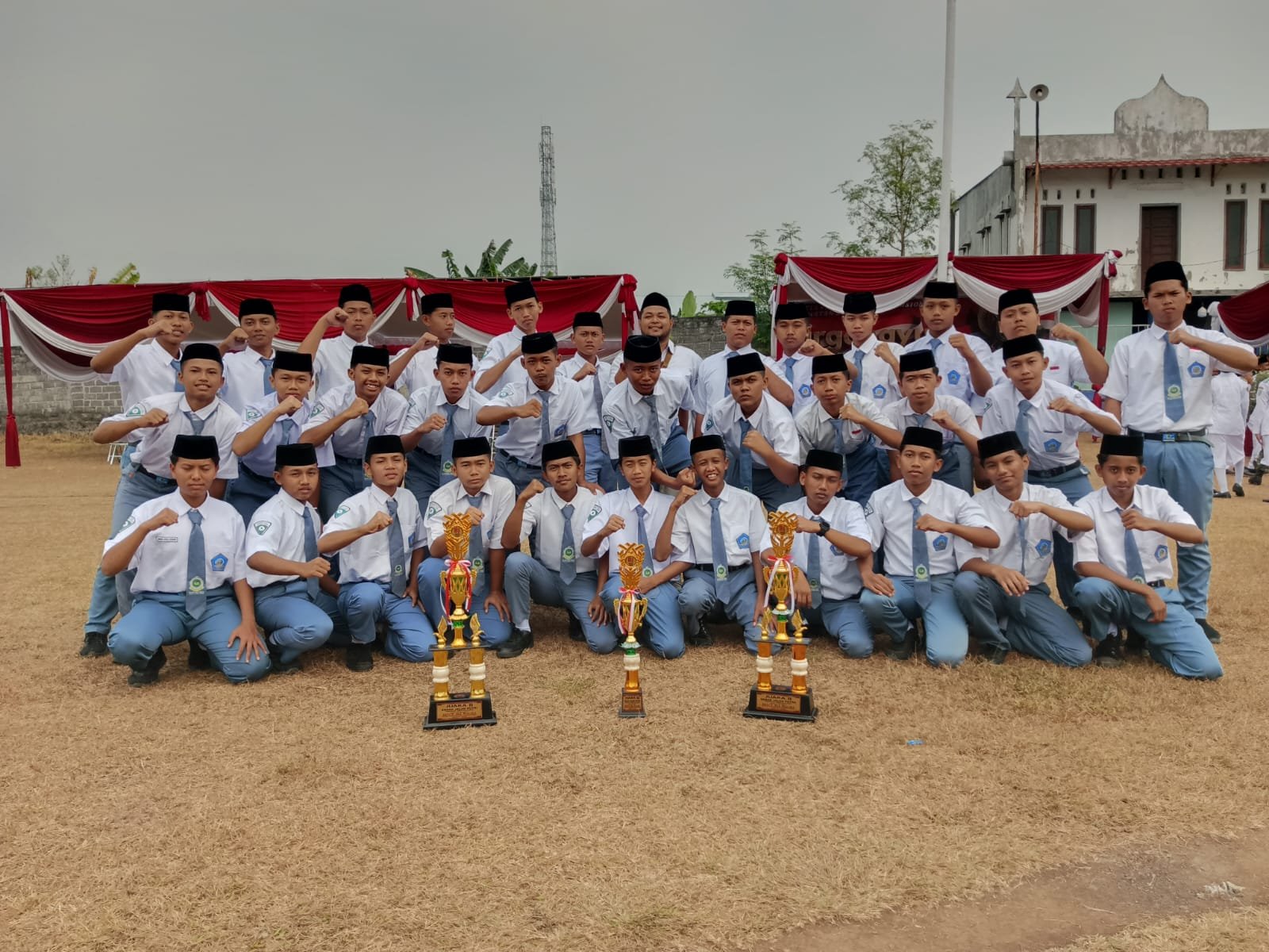 MA Miftahul Midad Raih Prestasi dalam Upacara HUT ke-81 RI di Lapangan Minak Koncar