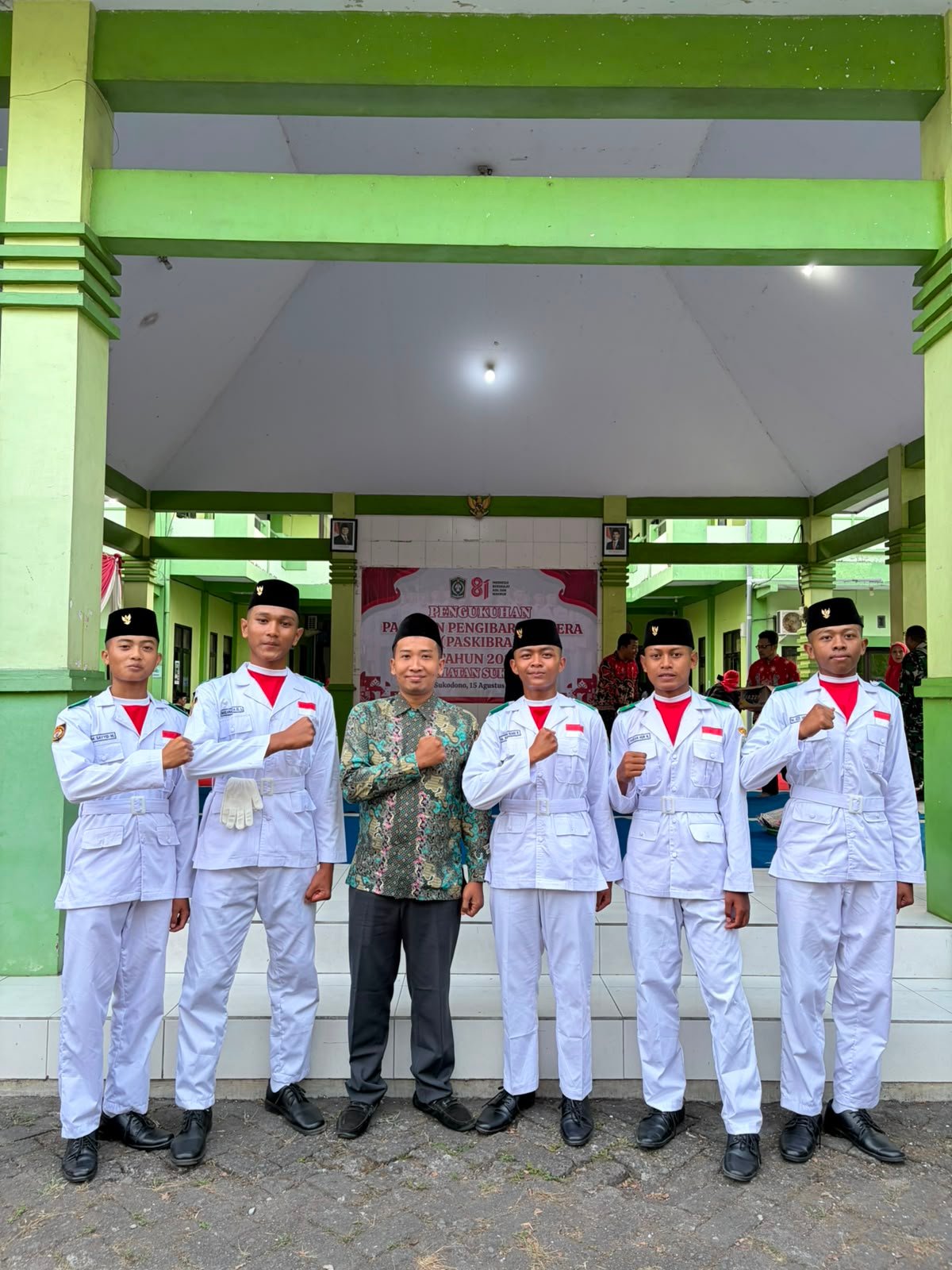 Pengukuhan Perwakilan Paskibraka MA Miftahul Midad di Kecamatan Sukodono