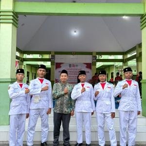 Pengukuhan Perwakilan Paskibraka MA Miftahul Midad di Kecamatan Sukodono